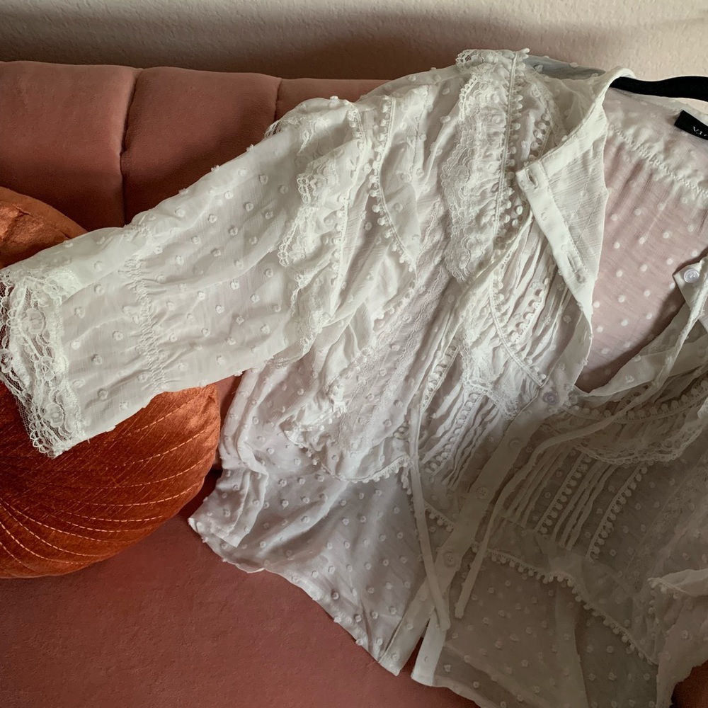 White flowy blouse 🤍 brand new with tags!
